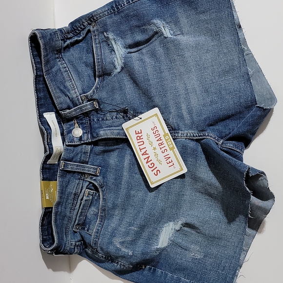 Levi Strauss high rise 3in shorts - Picture 4 of 5